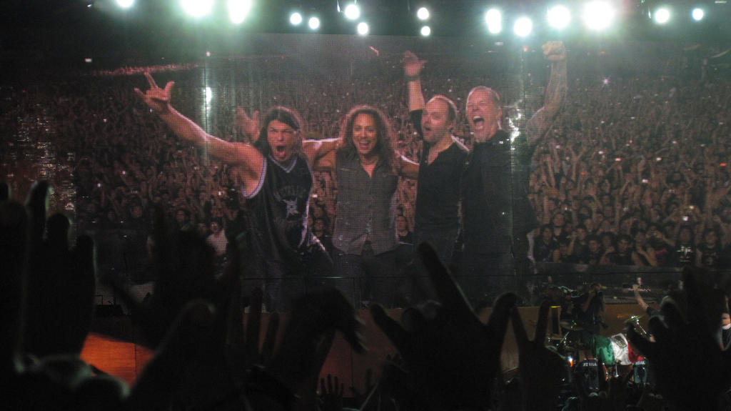 金属乐队在舞台上的照片通过视觉狩猎。