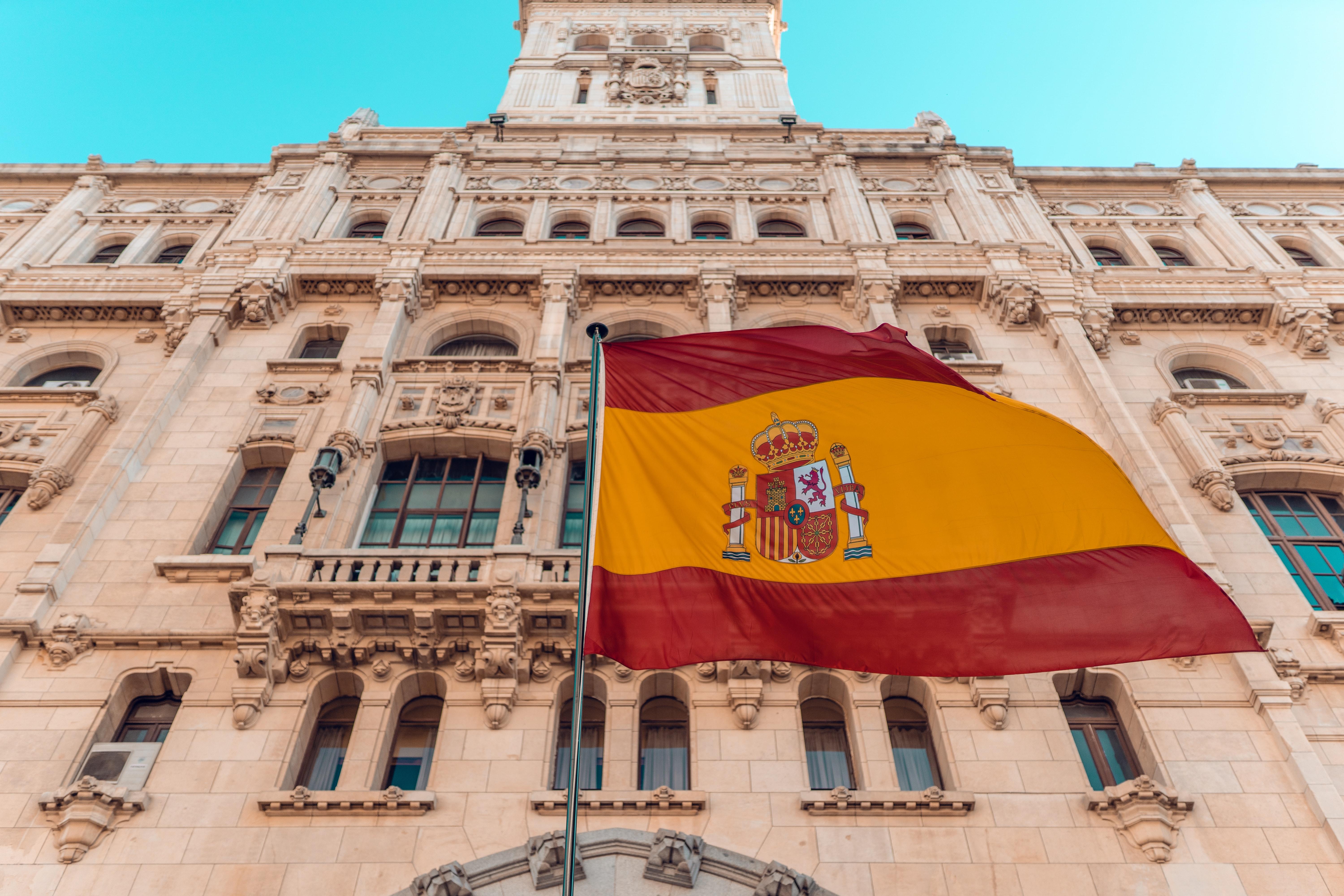 西班牙国旗挂在马德里大楼外的杆子上