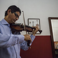 拥有25年以上经验的巴黎小提琴教师，通过网络摄像头以他自己的方法提供各级别的课程。